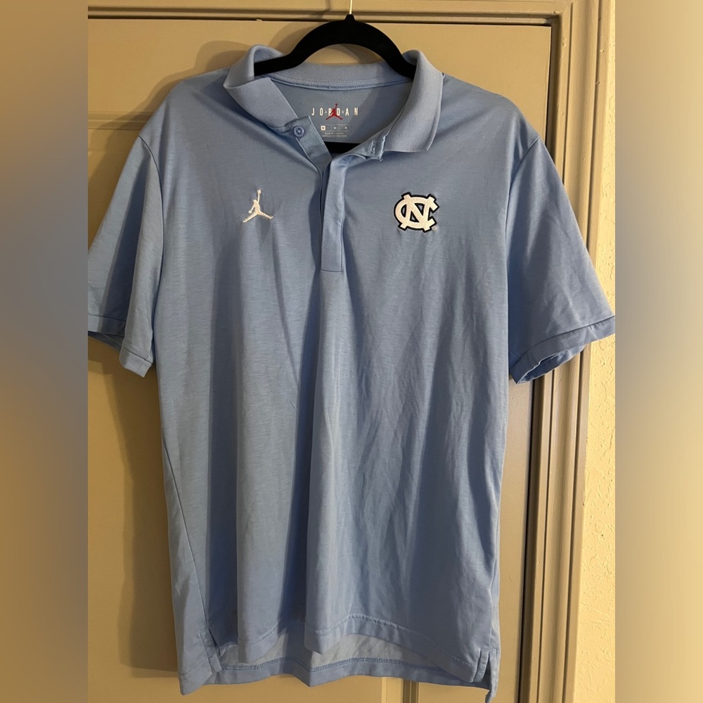 Men’s Medium Air Jordan UNC Short Sleeve Polo Light Blue